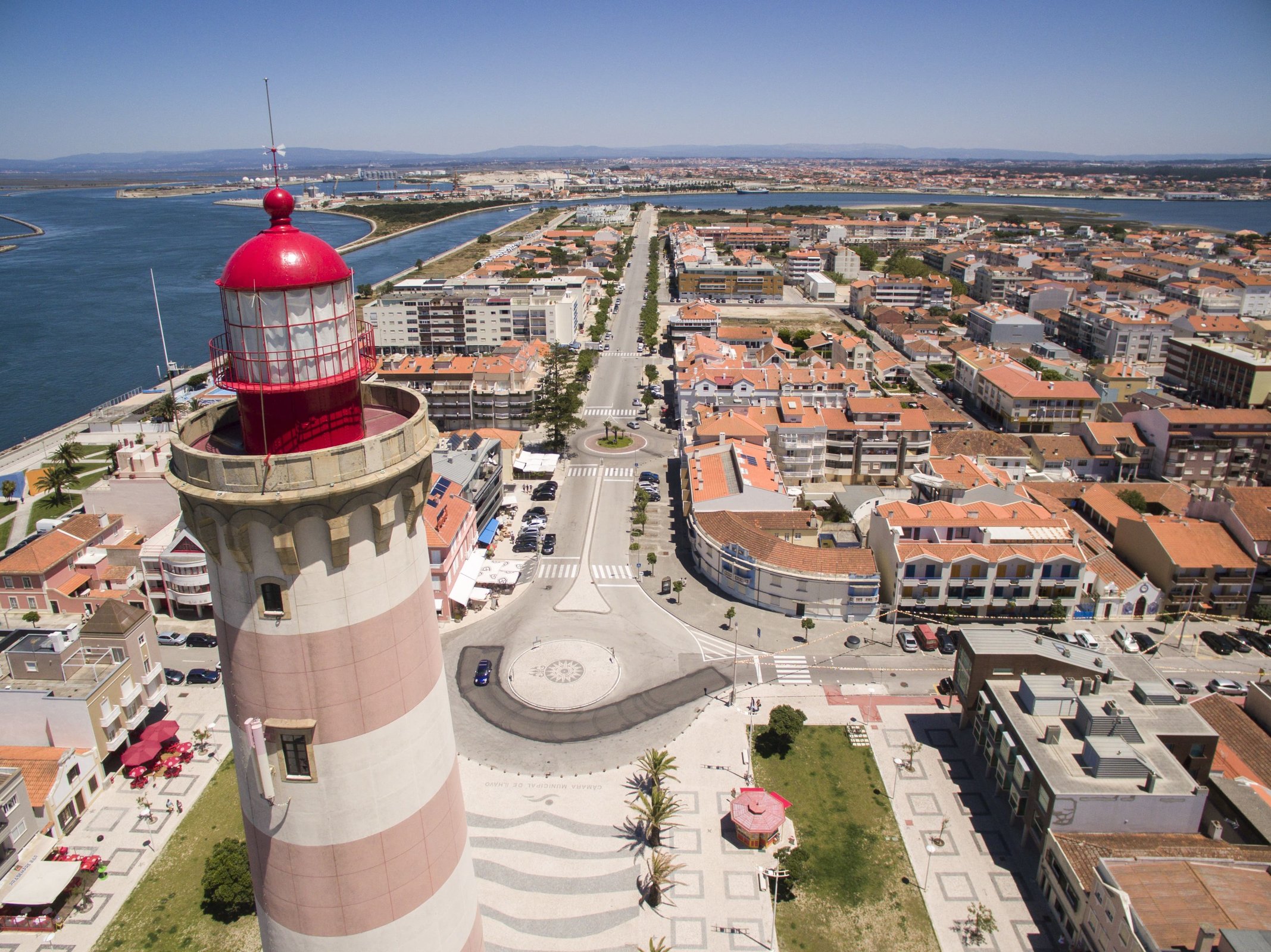 Farol da Barra de Aveiro, 125 anos a colorir o mar