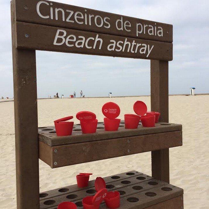 Novos equipamentos para cinzeiros de praia resultam da Reciclagem do Plástico