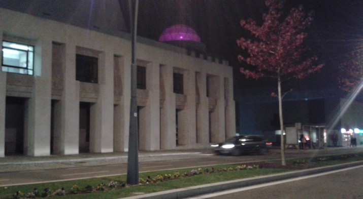 Cúpula do edifício da Câmara Municipal de Ílhavo iluminada a púrpura para assinalar o Dia Mundial...