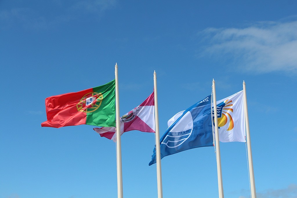 Bandeiras Azul e Praia Acessível hasteadas pelo 36.º ano consecutivo nas praias do Município de Í...